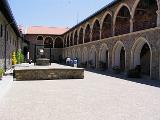 Klosterhof von Kloster Kykkos im Troodos Gebirge von robbie jim